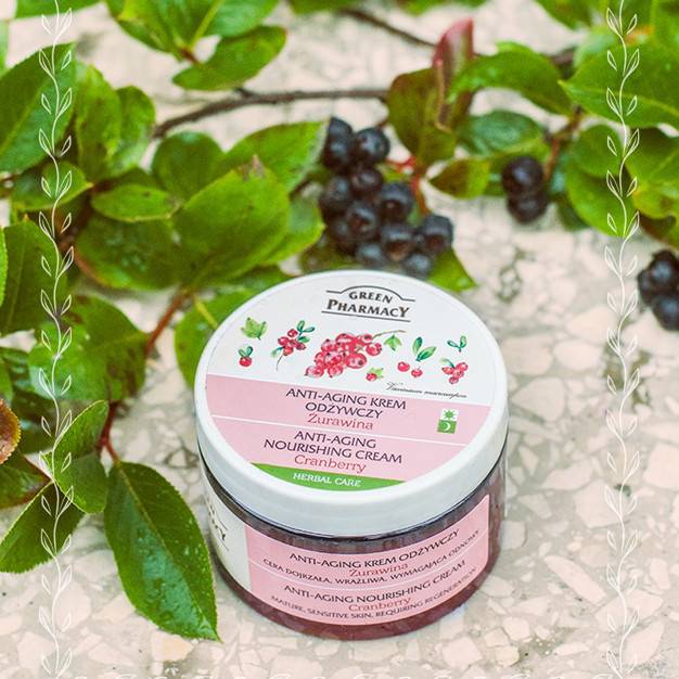 Anti-aging, nourishing face cream with cranberry
