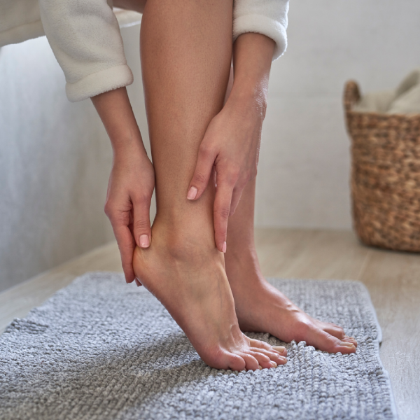 Skuteczne metody na spuchnięte stopy: przyczyny i leczenie