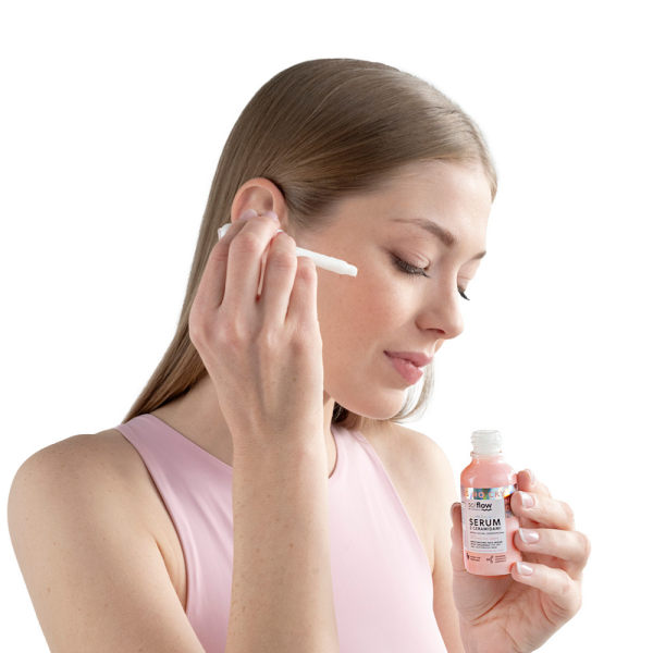 Jak nakładać serum na twarz? Pielęgnacja twarzy krok po kroku