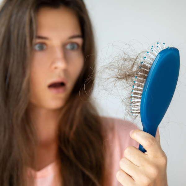 Dlaczego wypadają włosy? Gdzie szukać przyczyn i jak wspierać je pielęgnacją